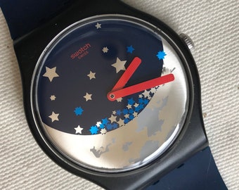 Swatch Special „Monn Night or Si Du Ye“ SUOZ236 limitierte größere Herren Swatch Uhr mit Batterie und Etui