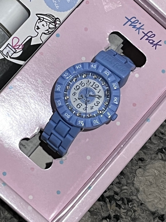 Montre europeenne Swatch Flik Flak appelee Pretty Lavender ZFCSP048 RARE dans sa boite d origine fonctionnant avec pile taille enfant avec vernis a ongles Etsy France