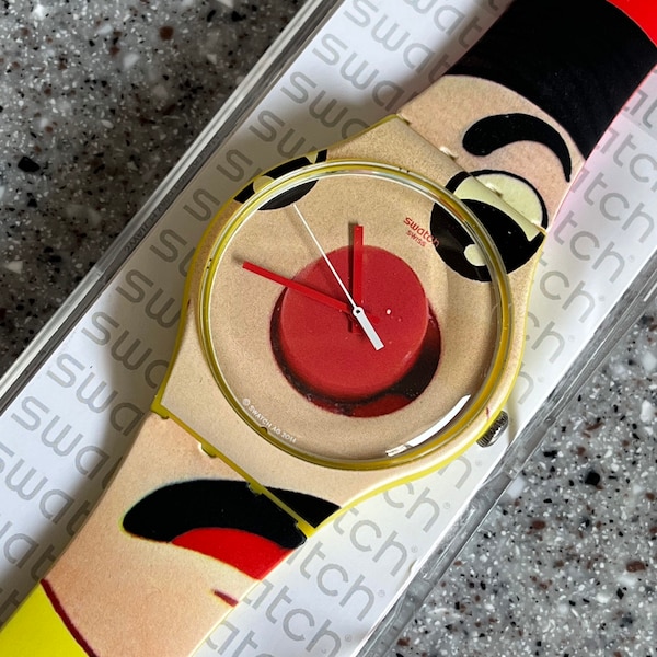 Reloj Swatch Operation Game Guy llamado Dangerous Lies nuevo en caja nunca usado con batería y correa de silicona funcionando 41 mm esfera más grande