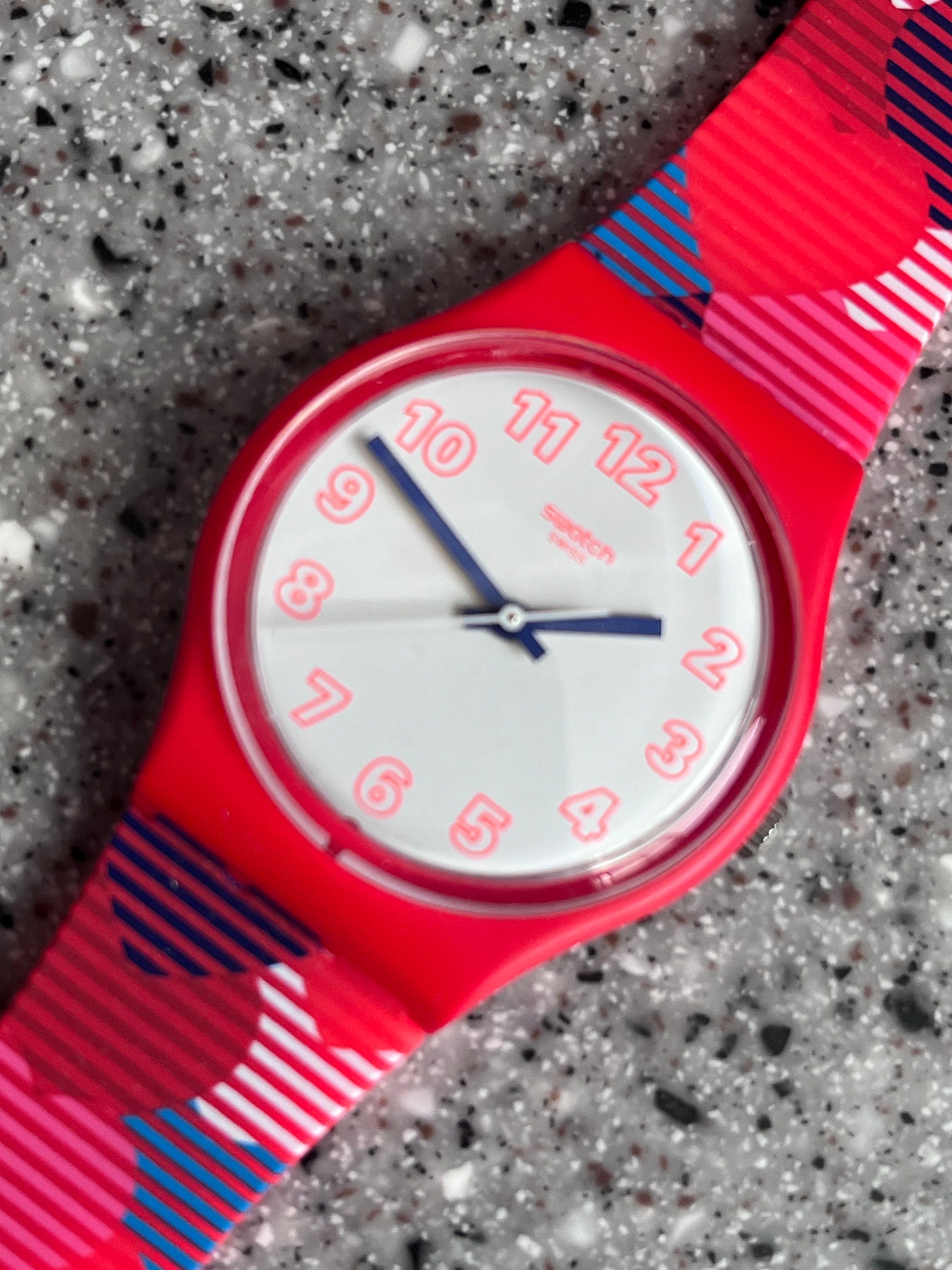 Orologio Swatch da 34 mm con cinturino in silicone Lots of Hearts