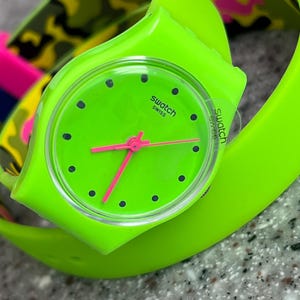Swatch Watch 25mm NEW never worn in box with battery double band Camovert fun green model with pink camo design wraps around wrist