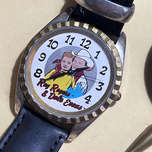 Vintage HAPPY TRAILS Roy Rogers e Dale Evans Fossil orologio da collezione numerato e funzionante in un secchio per il pranzo, cravatta da cowboy nuova, mai indossata
