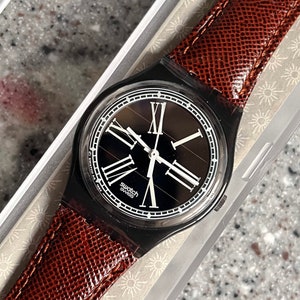 NUOVO orologio Swatch vintage SOLAR raro anni &#39;90 mai indossato in scatola da corsa chiamato Sign of Times SRM100 cinturino in pelle 34 mm