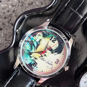 Orologio da polso Elvis Presley Anniversary 1977, produzione E.P.E., con batteria, mai indossato e funzionante, in scatola di latta da collezione, documenti intatti, ottimo oggetto da collezione.