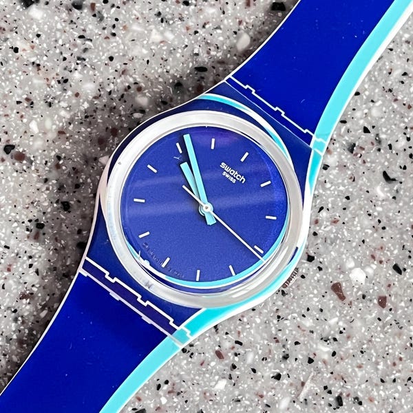 Reloj Swatch NUEVO, colores raros de playa: azul, turquesa y blanco. Funciona, sin usar, en su caja con batería.