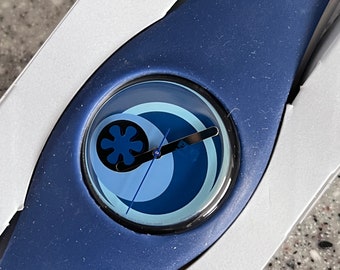 Swatch Implant PMK130 2000 Pop 33mm Silicone Box aspecto moderno reloj midi swatch RARE funcionando con batería nunca usado patrón de flores