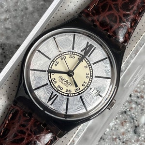 Swatch Watch Vintage 1993 in original box estate piece 34mm leather strap silver face with date feature RARE running with battery