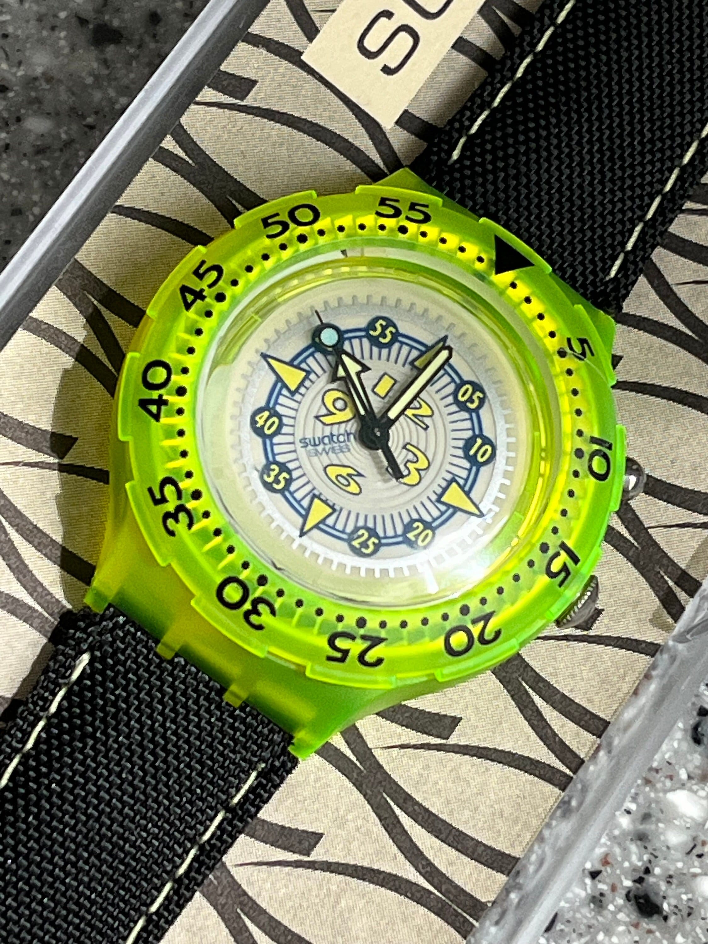 Swatch Scuba 200 腕時計 ブラック/黄緑 Swatch Scuba 200 腕時計 ブラック/黄緑