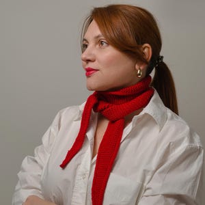 Sophie scarf red color - soft wool & cashmere blend. Elegant hand-knit scarf with triangle edges. Stylish and cozy accessory.