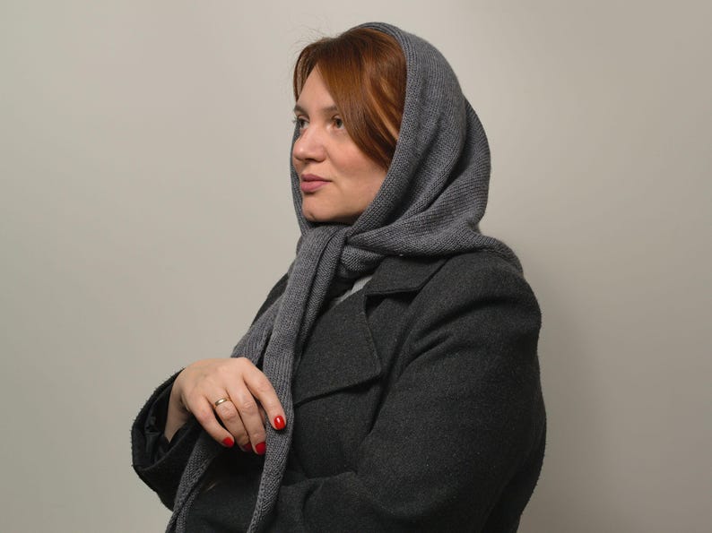 Fashionable triangular scarf for women made of a wool blend for autumn and winter main image 0