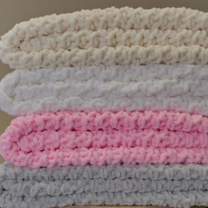 Soft and cozy baby blanket - perfect baby shower gift. Chunky and puffy yarn. Knitted blankets to create warm, coziness and comfort.