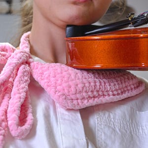 以下が含まれることがあります： バイオリン用のピンクのクロシェ編み肩当て。肩当ては柔らかくふわふわで、バイオリニストがより快適に演奏できるように設計されています。