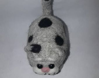 Needle felting fat cat. A fat cat who is my favorite and the least of all.