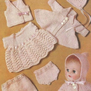 Könnte beinhalten: Ein Vintage-Strickmusterheft von Bestway, Nummer 3812, für eine Puppenausstattung für 25 bis 30 cm große Puppen. Das Cover zeigt hellrosa gestrickte Puppenkleidung, darunter eine Weste, eine Jacke, eine Haube, einen Rock, eine Hose und eine Pumphose.