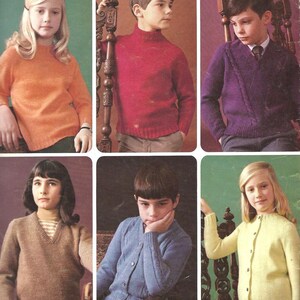 Può includere: Un collage di sei bambini che indossano maglioni lavorati a maglia in vari colori. I maglioni sono arancioni, rossi, viola, marroni e azzurri. I bambini posano davanti a sfondi colorati diversi, mostrando la varietà di stili di maglioni.