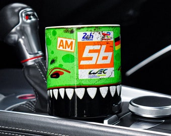 Mug de course « Rexy » #56 / Hypercar / Course d'endurance / 24 Heures du Mans / AO Racing / T-Rex / Par Legacy Legends