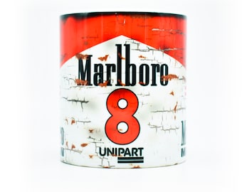 Puede incluir: Taza de cerámica blanca con un diseño rojo, blanco y negro. El diseño presenta las palabras "Marlboro" y "Unipart" y el número "8" en rojo.