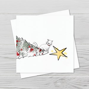 Biglietto natalizio per amante dei gatti, gattino dispettoso e albero di Natale, adorabile biglietto quadrato, illustrato con amore, biglietti d'auguri per gli amanti degli animali domestici