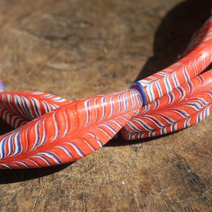 Puede incluir: Un juego de tres cuencos de cerámica anidados en tamaños graduados. Los cuencos presentan un exterior moteado de color crema y un interior marrón oscuro contrastante. El cuenco más grande mide aproximadamente 20 cm de diámetro.