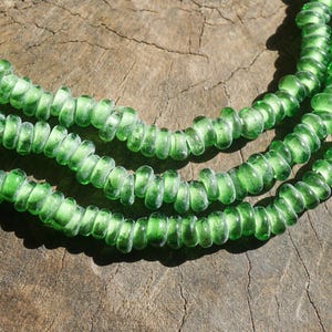 Perles pour beignets en verre de Java vert fabriqué artisanalement (7 mm) - Perroquet vert biologique