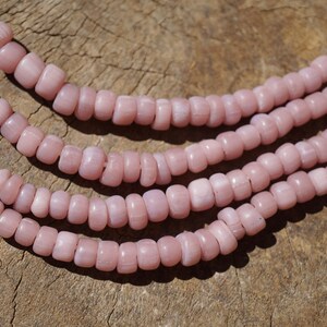 Cuentas de vidrio Java de color rosa rubor suave (4-6 mm) hechas a mano, cuentas redondas de forma orgánica (3116A278) Indonesia