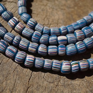 Cuentas de vidrio Java azules con rayas (4-6 mm) hechas a mano, cuentas redondas de forma orgánica (3130A278) Indonesia
