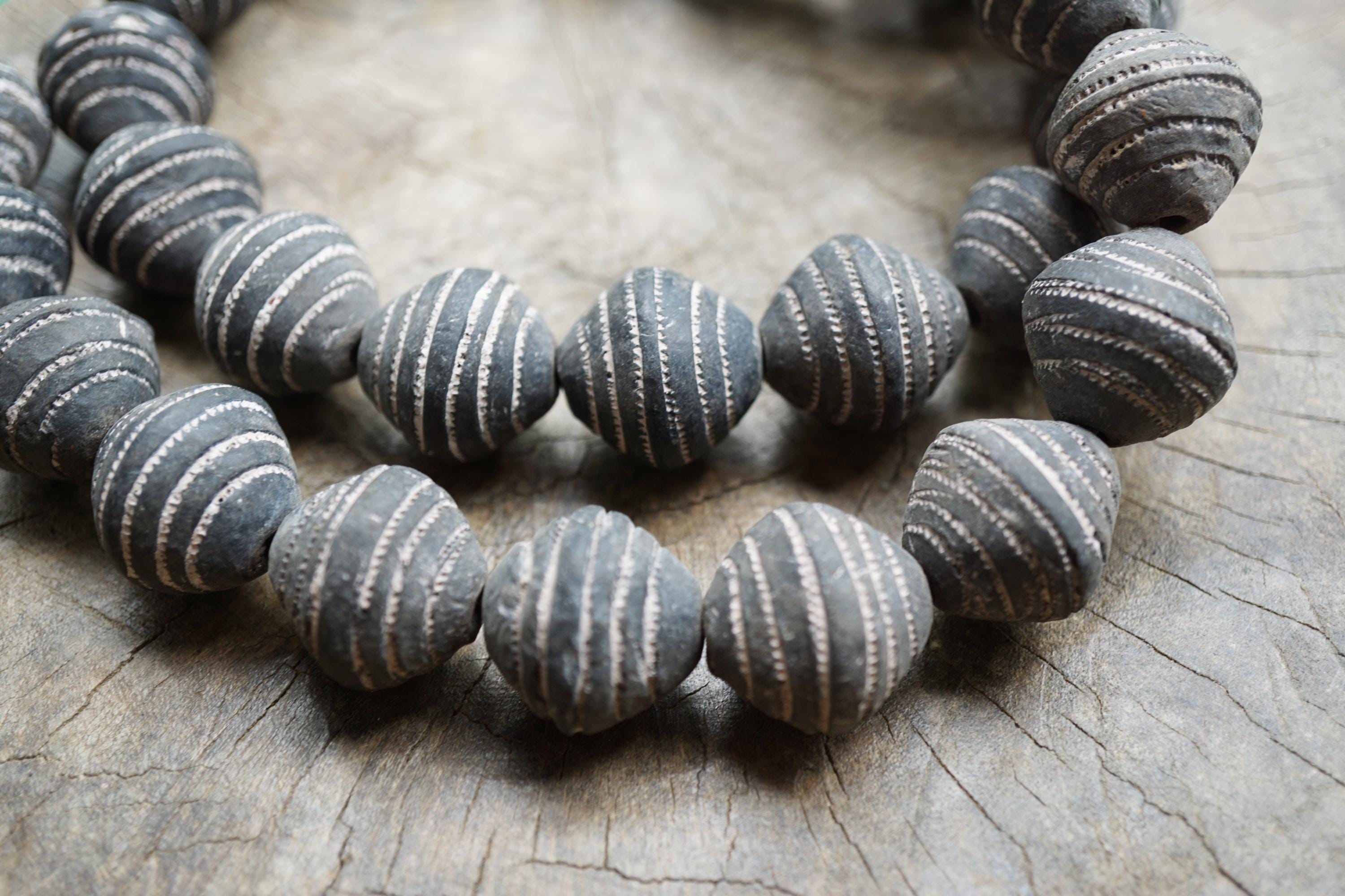 古いアフリカの粘土ビーズ（20 mm）黒と白のテラコッタ - ナチュラル