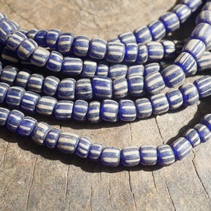 Hantverksmässigt tillverkade Java-glaspärlor: Mörkblå med vita ränder, organisk form (5-6 mm), 2896A378