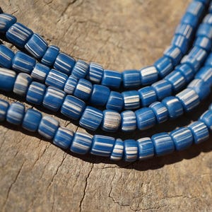 Contas de vidro Java azuis com listras (4-6 mm) feitas à mão, contas redondas de formato orgânico (3129A278) Indonésia