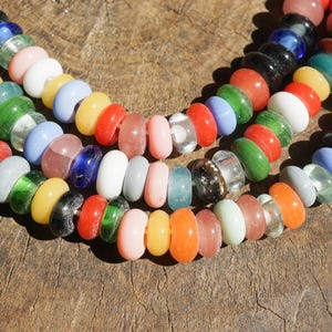 Cuentas de vidrio Java hechas a mano con forma de rosquilla (9-11 mm), colores orgánicos grandes mezclados (2938A367), Indonesia