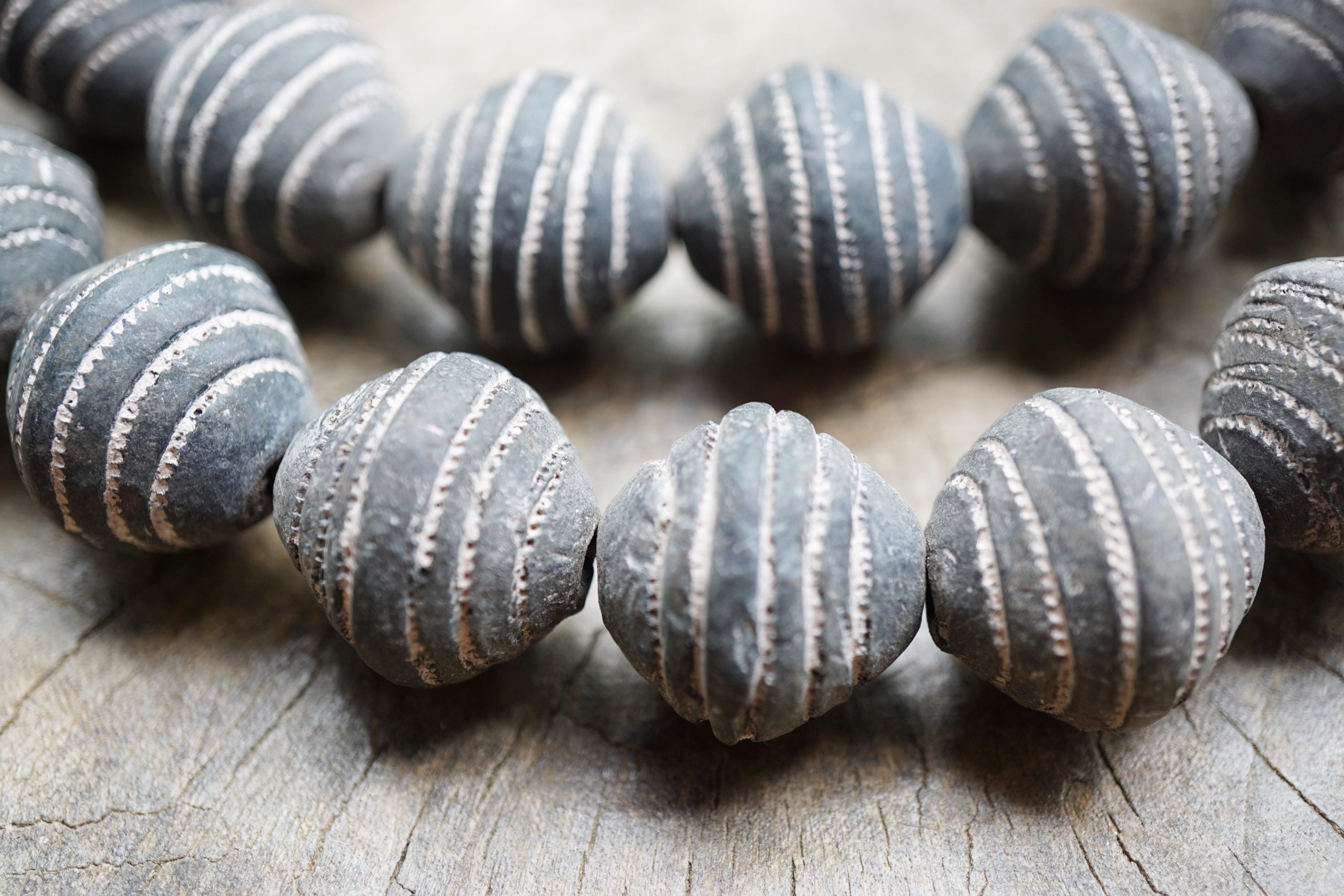 古いアフリカの粘土ビーズ（20 mm）黒と白のテラコッタ - ナチュラル