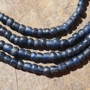 Cuentas de vidrio Java azul oscuro (4,5-6 mm) hechas a mano, cuentas redondas de forma orgánica (3111A278) Indonesia