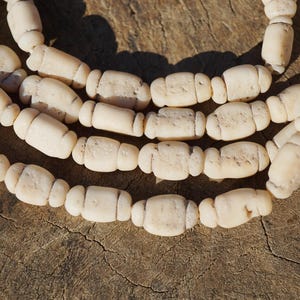Weiße Java-Glasperlen (7 x 15 mm), knochenweiß, handgefertigt, organisch geformt (3100A678), Indonesien