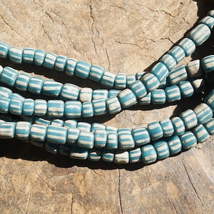 Hantverksmässigt tillverkade Java-glaspärlor: Blågrön med vita ränder, organisk form (5-6 mm), 2897A378