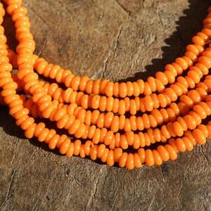 Pequenas contas de vidro laranja Java (3-4 mm) Heishi Artesanal, contas espaçadoras para anéis (2799A215) Indonésia
