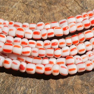 Piccole perline di vetro vintage africane a strisce rosse (3-4 mm) Perline commerciali tribali africane del Ghana (2991A052) Rustiche
