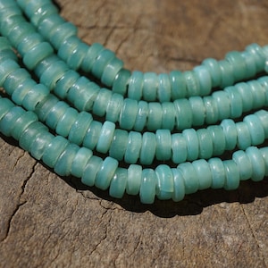 Perles en verre turquoise Jave artisanales (6-7 mm), forme tranchée (3120A256), Indonésie