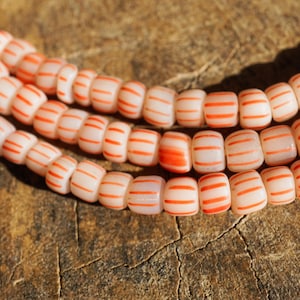 Contas de vidro Java brancas com listras vermelhas (4-6 mm) feitas à mão, contas redondas de formato orgânico (2803A278) Indonésia