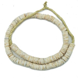 Op de afbeelding: Een witte schelpenketting gemaakt van kleine, ronde, platte schelpen die aan elkaar geregen zijn op een natuurlijke touwtjeskoord.