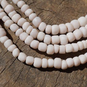 Cuentas de vidrio blanco de Java (4-6 mm) hechas a mano, cuentas redondas de forma orgánica (3113A278) Indonesia