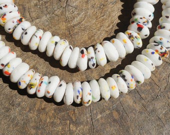 Krobo Recycled Fusing Glass Perlen (14 mm) Weiß mit Regenbogen gesprenkelten Spacer Beads - Ghana Fair-Trade (2940A684) Donut