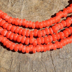 Cuentas de vidrio verde Java hechas a mano con forma de rosquilla (6,5 mm) – Hilo orgánico rojo amapola (2937A367)