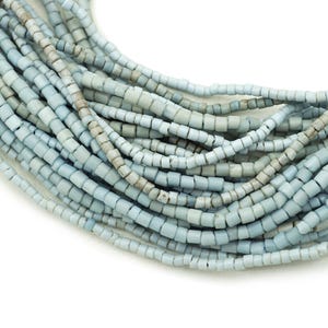 5 hebras de pequeñas cuentas africanas de vidrio de Ghana (2-3 mm) en tonos variados, azul pálido, verde claro (casi blanco), cuentas vintage comerciales (2446A515) venecianas