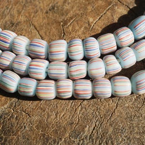 Cuentas de vidrio Java azul claro con rayas (4-6 mm) Cuentas redondas de forma orgánica hechas a mano (2809A278) Indonesia