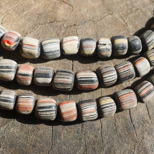 Cuentas de vidrio Java hechas a mano: negras con rayas de colores mezclados, forma orgánica (5-6 mm), 2895A378