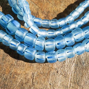 Contas de vidro Java azuis com listras (4-6,5 mm) feitas à mão, contas redondas de formato orgânico (2806A278) Indonésia