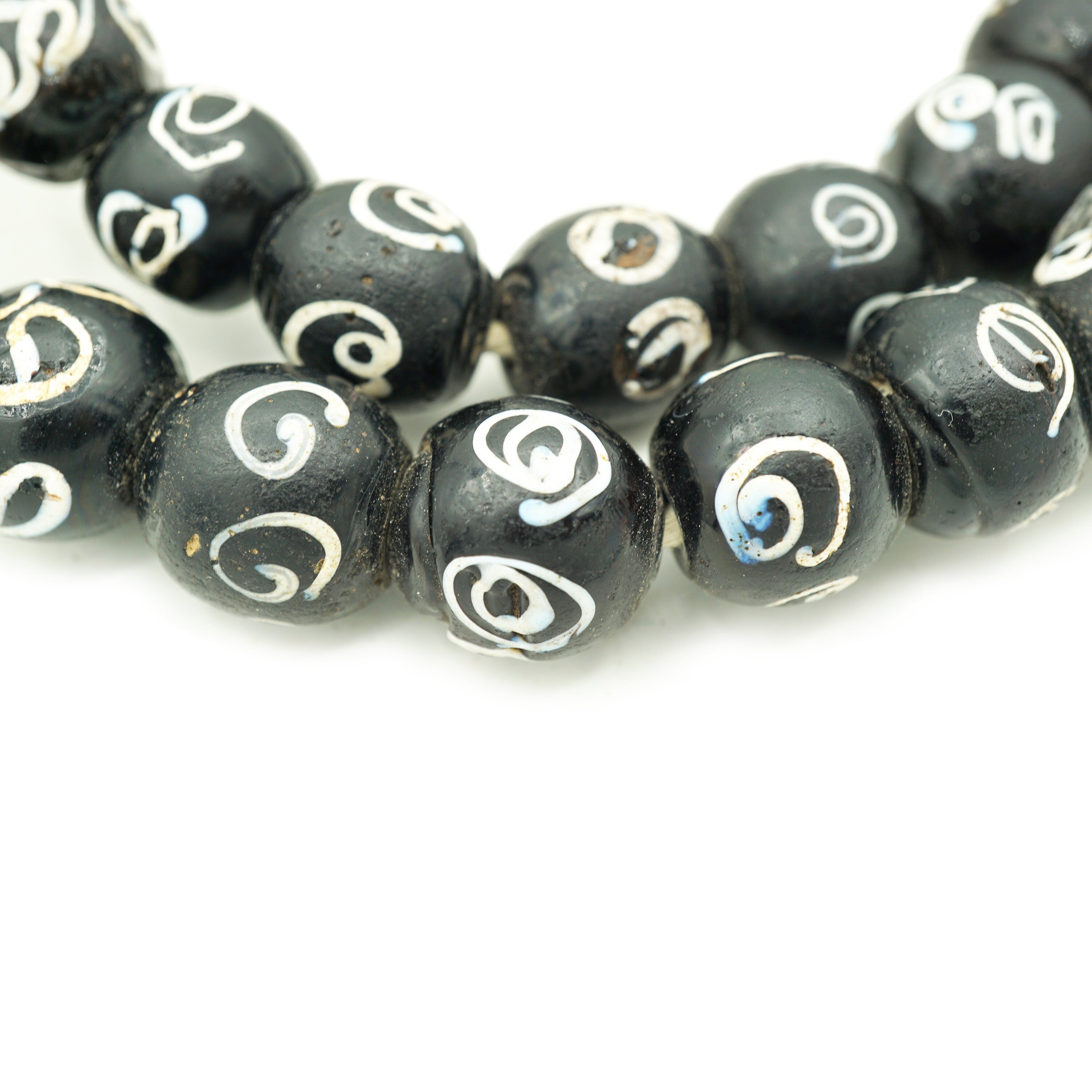 古い黒のベネチアンビーズ (13-14 mm) 「ナンバー6」アンティーク