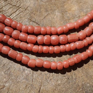 Contas de vidro Java rosa terracota empoeirado (4-6 mm) feitas à mão com formato orgânico e formato redondo (3118A278) Indonésia