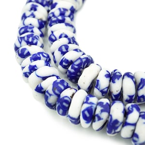 Cuentas africanas de vidrio reciclado Krobo (11 mm) de Ghana. Cuentas espaciadoras de vidrio blanco con moteado azul fusionado. Comercio justo (1514F987).