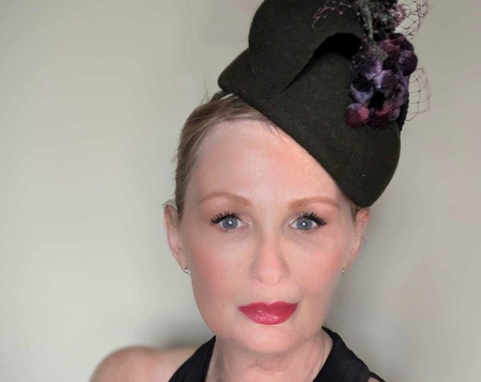 Beautiful bottle green wool felt percher hat, decorated with vintage velvet grapes. Perfect for winter weddings or racing